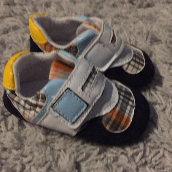 Boys size 2 plaid slip on shoes - Picture 3 of 4